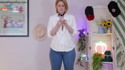 Snapshot of island_peach chatting on 04/05/26, 02:14 Lou Peaches online show from 04/05/26, 02:14