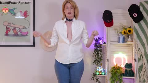 Snapshot of island_peach chatting on 04/09/26, 08:14 Lou Peaches online show from 04/09/26, 08:14