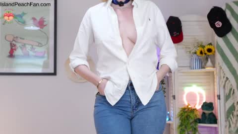 Snapshot of island_peach chatting on 04/10/26, 02:11 Lou Peaches online show from 04/10/26, 02:11