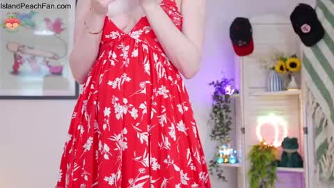 Snapshot of island_peach chatting on 04/18/26, 02:10 Lou Peaches online show from 04/18/26, 02:10