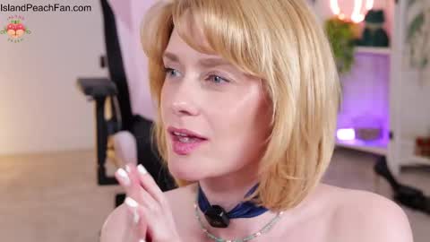 Snapshot of island_peach chatting on 04/18/26, 08:09 Lou Peaches online show from 04/18/26, 08:09