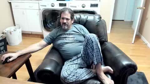 Snapshot of islandguy70 chatting on 11/20/25, 10:31 Jim online show from 11/20/25, 10:31