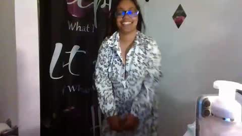 Snapshot of islothonit chatting on 04/20/26, 10:44 Sharice online show from 04/20/26, 10:44