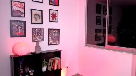 Snapshot of isnotforeveryone chatting on 11/11/25, 12:32 Julyane online show from 11/11/25, 12:32