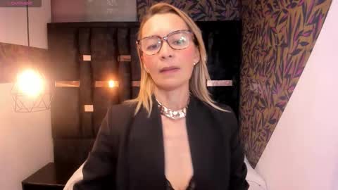 Snapshot of issa_milf__ chatting on 12/20/25, 12:56 ISSA MILF online show from 12/20/25, 12:56