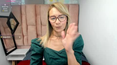 Snapshot of issa_milf__ chatting on 03/06/26, 01:18 ISSA MILF online show from 03/06/26, 01:18