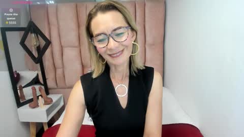 Snapshot of issa_milf__ chatting on 03/25/26, 01:28 ISSA MILF online show from 03/25/26, 01:28
