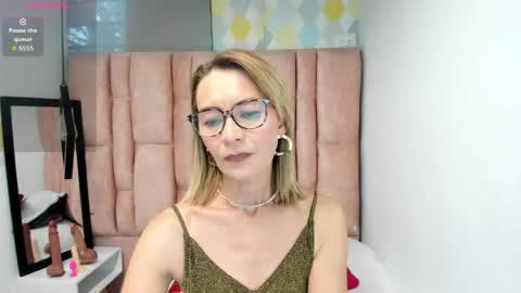 Snapshot of issa_milf__ chatting on 04/01/26, 08:50 ISSA MILF online show from 04/01/26, 08:50