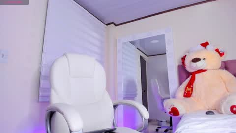 Snapshot of issabellarodriguez chatting on 12/21/24, 09:23 Isa online show from 12/21/24, 09:23