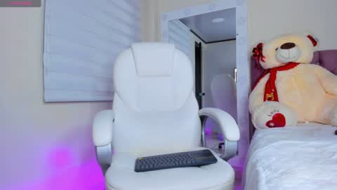 Snapshot of issabellarodriguez chatting on 01/13/25, 02:18 Isa online show from 01/13/25, 02:18