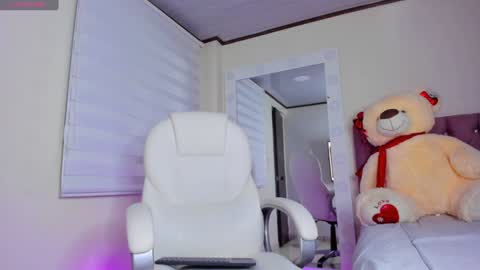 Snapshot of issabellarodriguez chatting on 01/17/25, 04:49 Isa online show from 01/17/25, 04:49