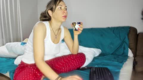 Snapshot of issabelle_69 chatting on 02/13/25, 05:37 Issabelle online show from 02/13/25, 05:37