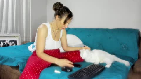 Snapshot of issabelle_69 chatting on 02/15/25, 05:30 Issabelle online show from 02/15/25, 05:30