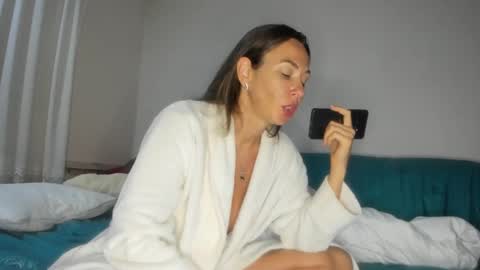 Snapshot of issabelle_69 chatting on 09/15/25, 05:40 Issabelle online show from 09/15/25, 05:40