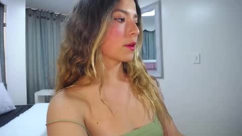 issadorajames online show from 01/20/25, 06:43