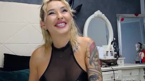 IssaSmyth online show from 10/04/25, 06:55