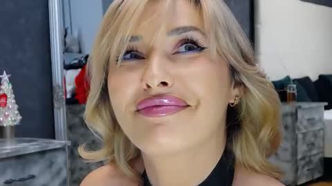 IssaSmyth online show from 12/03/25, 03:54