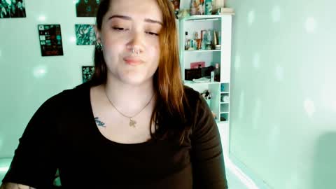 Snapshot of issis_demon chatting on 12/08/24, 04:57 Yiz online show from 12/08/24, 04:57