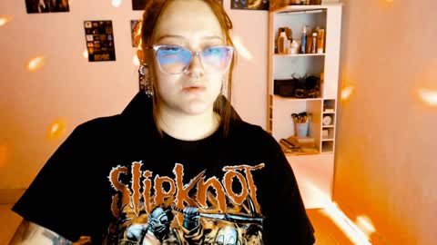 Snapshot of issis_demon chatting on 12/28/24, 07:11 Yiz online show from 12/28/24, 07:11