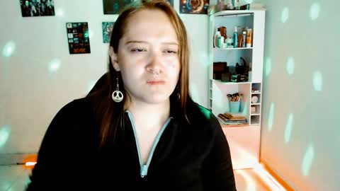 Snapshot of issis_demon chatting on 12/29/24, 05:53 Yiz online show from 12/29/24, 05:53