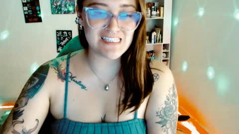 Snapshot of issis_demon chatting on 01/13/25, 08:15 Yiz online show from 01/13/25, 08:15