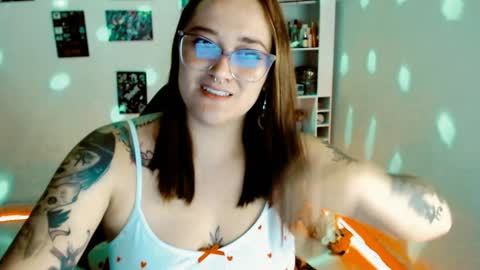 Snapshot of issis_demon chatting on 01/21/25, 05:05 Yiz online show from 01/21/25, 05:05