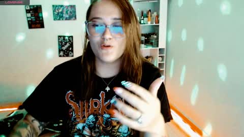 Snapshot of issis_demon chatting on 02/01/25, 04:03 Yiz online show from 02/01/25, 04:03