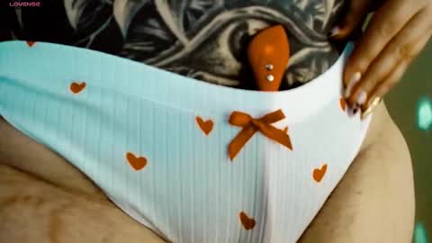 Snapshot of issis_demon chatting on 02/16/25, 07:26 Yiz online show from 02/16/25, 07:26