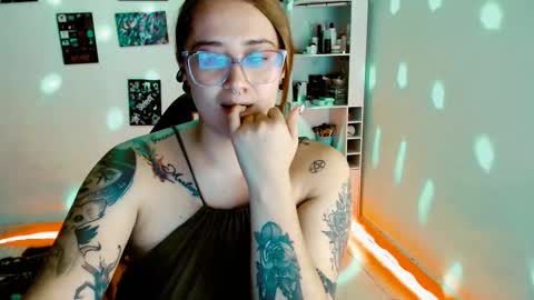 Snapshot of issis_demon chatting on 02/17/25, 07:15 Yiz online show from 02/17/25, 07:15