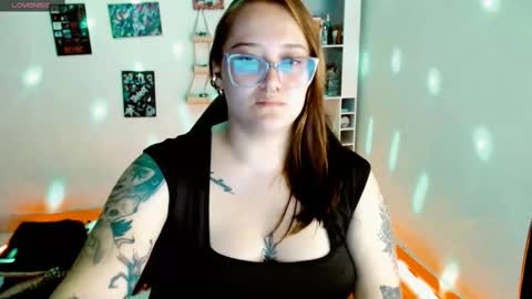 Snapshot of issis_demon chatting on 02/23/25, 07:22 Yiz online show from 02/23/25, 07:22