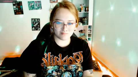 Snapshot of issis_demon chatting on 02/24/25, 06:49 Yiz online show from 02/24/25, 06:49