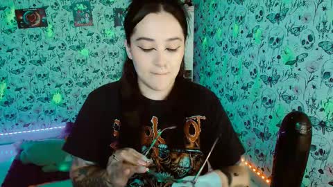 Snapshot of issis_demon chatting on 10/05/25, 04:22 Yiz online show from 10/05/25, 04:22