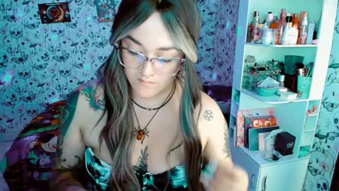 Snapshot of issis_demon chatting on 11/25/25, 02:11 Yiz online show from 11/25/25, 02:11