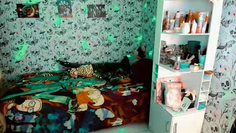 Snapshot of issis_demon chatting on 11/30/25, 12:36 Yiz online show from 11/30/25, 12:36