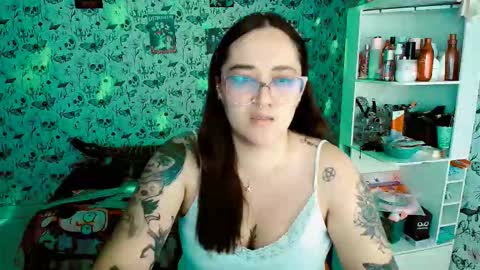 Snapshot of issis_demon chatting on 12/14/25, 03:45 Yiz online show from 12/14/25, 03:45