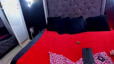 Snapshot of issis_smith chatting on 09/16/25, 08:32 issis_smith online show from 09/16/25, 08:32