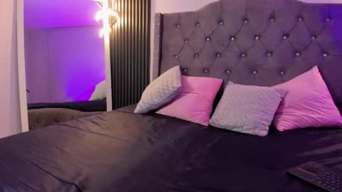 Snapshot of issis_smith chatting on 10/19/25, 04:13 issis_smith online show from 10/19/25, 04:13