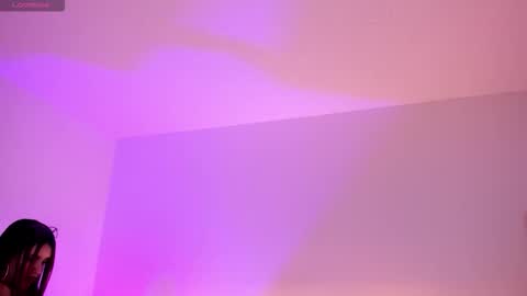 Snapshot of issis_smith chatting on 10/28/25, 03:43 issis_smith online show from 10/28/25, 03:43