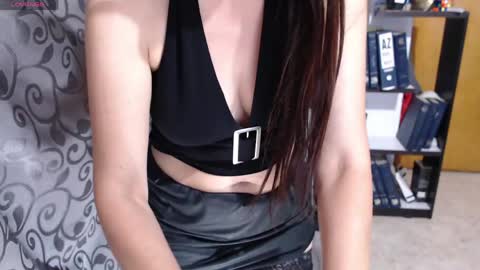 Snapshot of issy_mel chatting on 04/15/26, 10:22 Issy online show from 04/15/26, 10:22