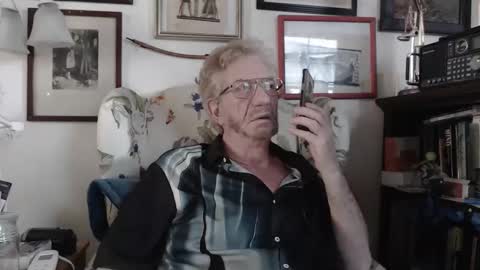 Snapshot of isubmissiveslut chatting on 04/07/26, 01:17 ImYourBitch online show from 04/07/26, 01:17