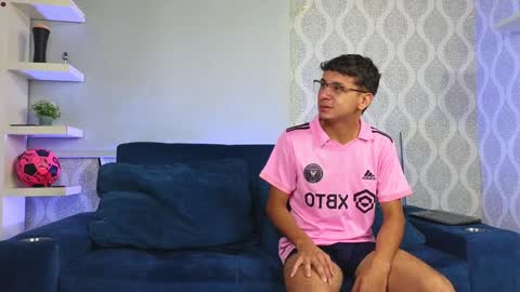 Snapshot of ithan_salvatore chatting on 01/08/25, 01:31 Ithan and Friends online show from 01/08/25, 01:31