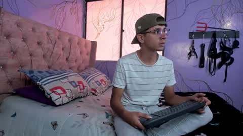 Snapshot of ithan_salvatore chatting on 01/12/25, 01:48 Ithan and Friends online show from 01/12/25, 01:48