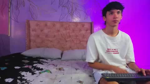 Snapshot of ithan_salvatore chatting on 03/12/25, 01:08 Ithan and Friends online show from 03/12/25, 01:08