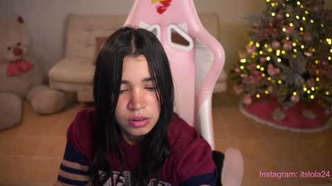 Snapshot of its_lola chatting on 12/14/24, 01:50 online show from 12/14/24, 01:50