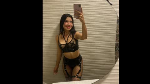 Snapshot of its_lola chatting on 01/01/25, 05:43 online show from 01/01/25, 05:43