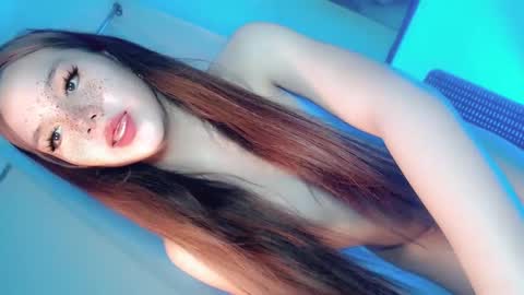 Snapshot of its_me_ezzie chatting on 01/22/25, 11:12 EZZIE online show from 01/22/25, 11:12