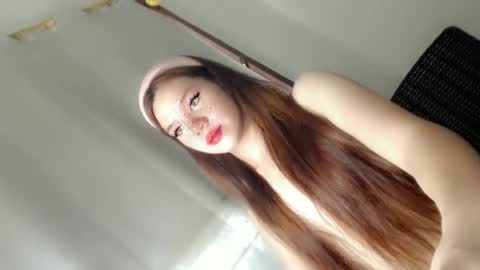 Snapshot of its_me_ezzie chatting on 01/26/25, 02:03 EZZIE online show from 01/26/25, 02:03