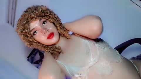 Snapshot of its_me_ezzie chatting on 02/02/25, 08:41 EZZIE online show from 02/02/25, 08:41