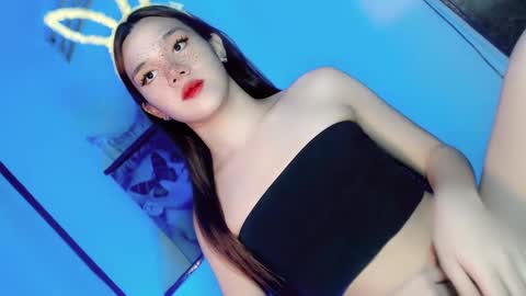 Snapshot of its_me_ezzie chatting on 02/16/25, 07:49 EZZIE online show from 02/16/25, 07:49