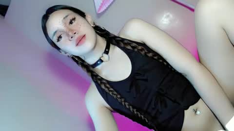 Snapshot of its_me_ezzie chatting on 09/29/25, 01:44 EZZIE online show from 09/29/25, 01:44